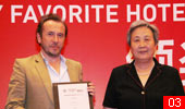 CIID会长邹瑚莹为获得最佳酒店设计奖的Francois Champsaur颁奖
