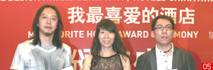 INTERIOR DESIGN China杂志执行主编姚京为2010年度酒店酒廊/酒吧类最佳设计奖的謝英凱、羅卓毅和张驰颁奖