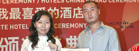 IN DESIGN MEDIA常务副出版人王潇为2010年度酒店设计概念奖的杨邦胜颁奖