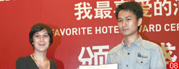 蓝冰可 Crossboundaries建筑设计咨询公司合伙人为2010年度酒店地域文化推动奖的姜峰颁奖
