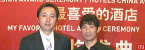 INTERIOR DESIGN China杂志出版人赵虎为2010年度最佳酒店设计奖为黄振耀颁奖 