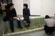 刘家琨（左）坐在自己作品“自带庭院的长凳”上与参观者交流