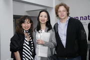 Frame China杂志副出版人黄华（中）和嘉宾合影（左）olivia（右）Gregor Hoheisel