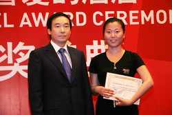 美达麦斯国际建筑总裁张工先生为获奖企业颁奖