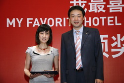 金陵酒店管理公司副总裁陈孟超先生为获奖企业颁奖
